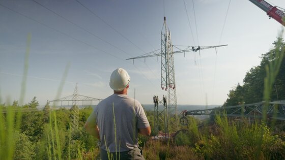 Arbeiten an einer 110 kV Trasse werden durchgeführt