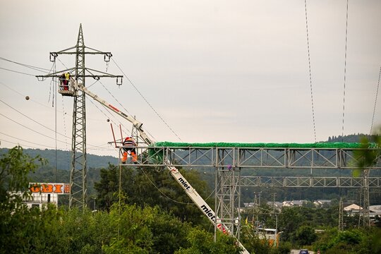 Arbeiten an einer 110 kV Trasse werden durchgeführt - Alter Mast wird abgebaut