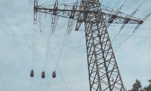 Arbeiten an einem 110 kV Strommast werdendurchgeführt