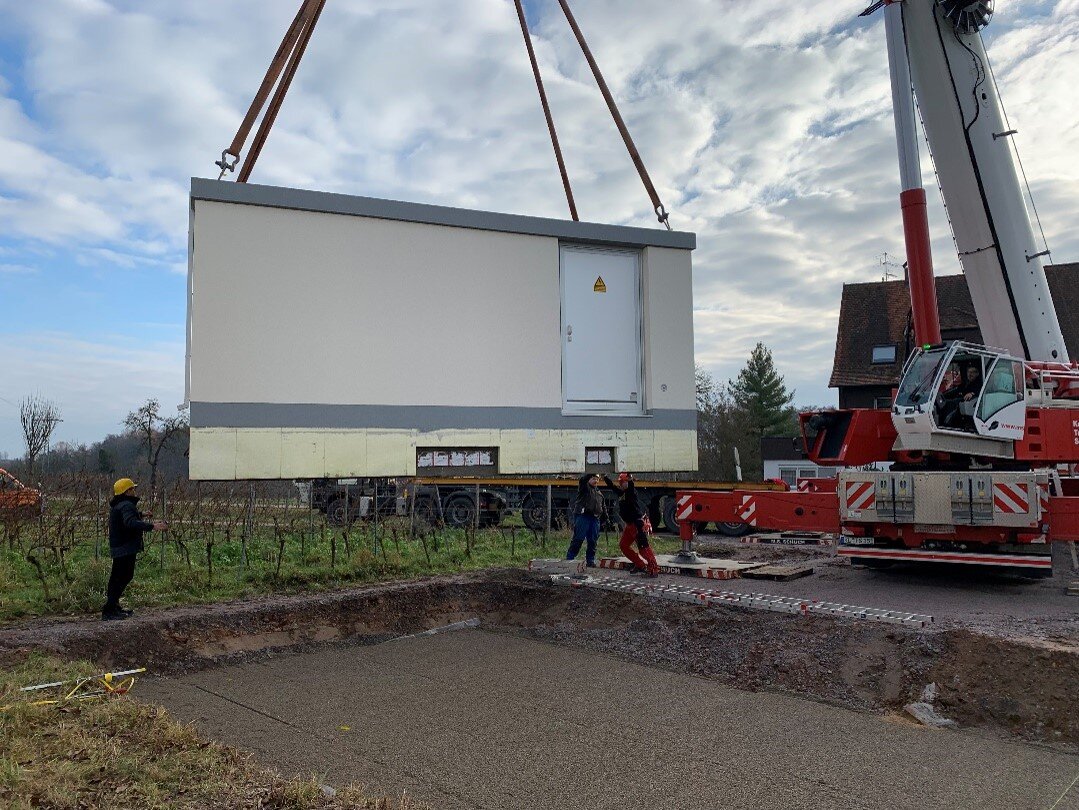 Ortsnetzstation wird mittels Kran platziert