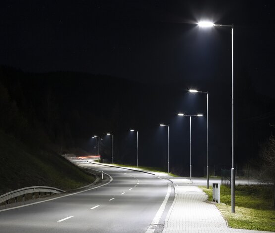 LED-Straßenlaternen an einer Straße bei Nacht | © RECO/iStock