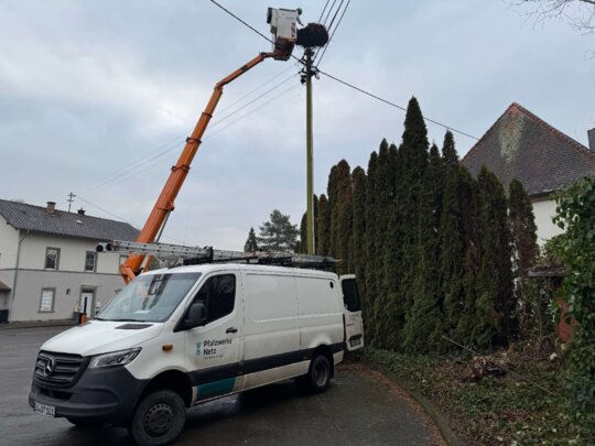 Hubsteiger im Einsatz, um das Storchennest abzubauen | © Pfalzwerke